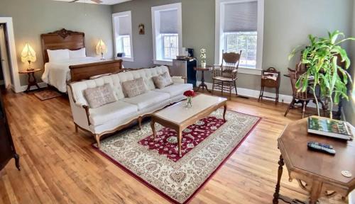 Eureka Springs Historic District Apartment | Brownstone Penthouse Suite Patio Walk to Downtown