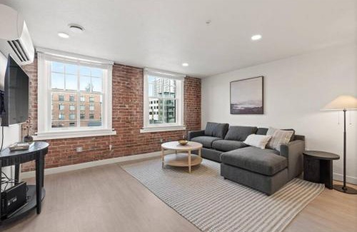 Riverside Apartment | Brunch & Coffee Near! Spacious Downtown Stay 302