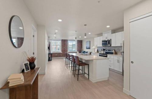 Riverside Apartment | Brunch & Coffee Near! Spacious Downtown Stay 302