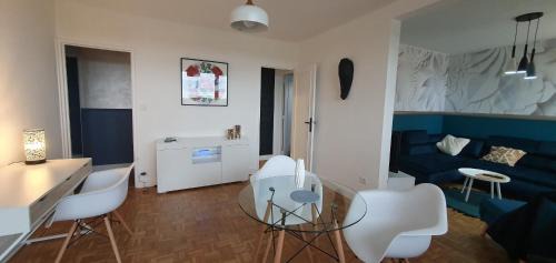 Chartres Apartment | Bruno's 52 m2 apartment, all comforts, balcony, free parking