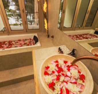 Adventure Bay Villa | Bruny Island Oceanfront Luxe Cabin with Spa