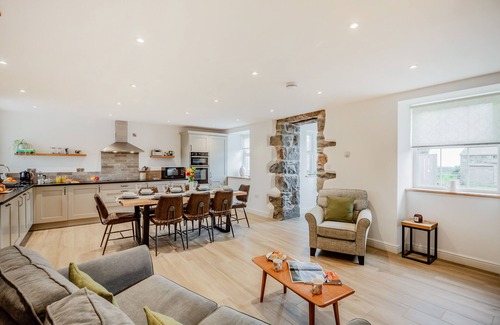 Garn Fadryn House | Brynhynog Fawr - Four Bedroom House, Sleeps 8
