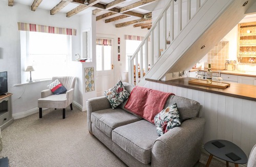 Cwrt Cottage | BRYNIAU BYCHAIN COTTAGE, pet friendly, with a garden in Cwrt