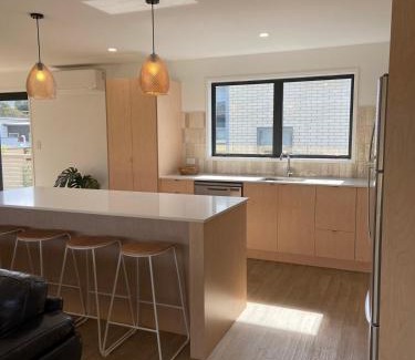 Waihi Beach House | Bubbles Bach-dog friendly, close to beach & shops!