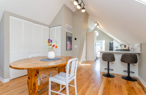 Wicker Park Apartment | Bucktown Loft - top floor, near Bloomingdale Trail