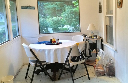 Geneva-on-the-Lake Cottage | BUD'S COTTAGE-/w screened porch and large corner lot