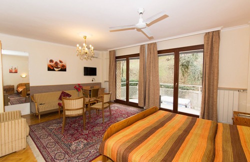 Castle Hill Bed & Breakfast | Budavar Bed and Breakfast