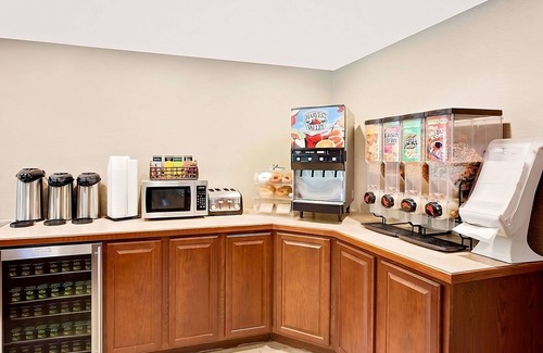 Traverse City House | Budget-Friendly Stay in Knights Inn Traverse City! 2 Convenient Units, Pool
