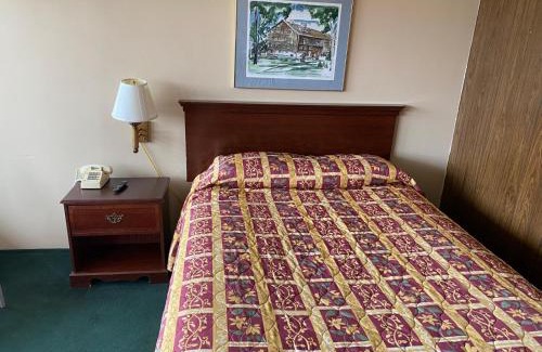 Kirksville Hotel | Budget Host Village Inn