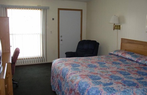 Fairmont Hotel | Budget Inn/1 Queen Bed Non-Smoking