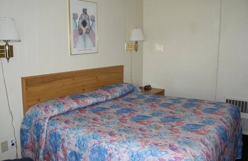 Fairmont Hotel | Budget Inn/ 1 Queen Bed Non Smoking