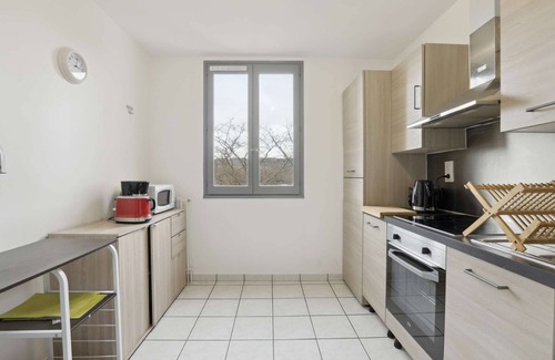 Mantes-la-Jolie Apartment | Budget spacious apart with terrace