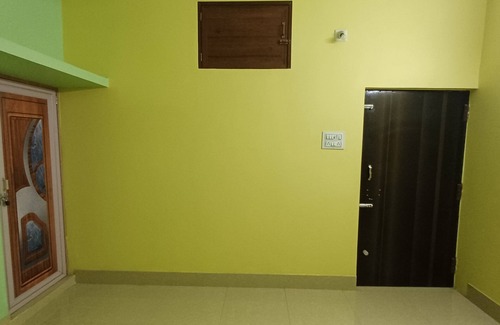Cuttack House | Budget stay by a serene lake,enjoy nature’s charm just steps away.All amenities.