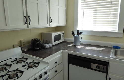 Flagstaff Cottage | Budget Vintage Garden Cottage, Walk to town, Privacy, Deck, Wifi, Sleeps 2 max