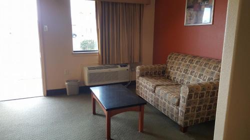 Hearne Hotel | Budgetel Inn and Suites