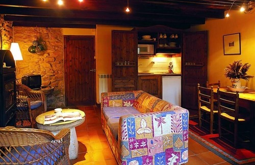 Buelles Cottage | Buelles: Cottage, quality and warmth between the mountains and the sea