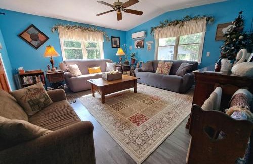 Spottswood House | Buffalo Bend 3 BR near Lexington - Hot Tub