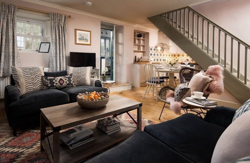 Leitholm Cottage | BUGHTRIG COTTAGE - sleeps 4 guests in 2 bedrooms