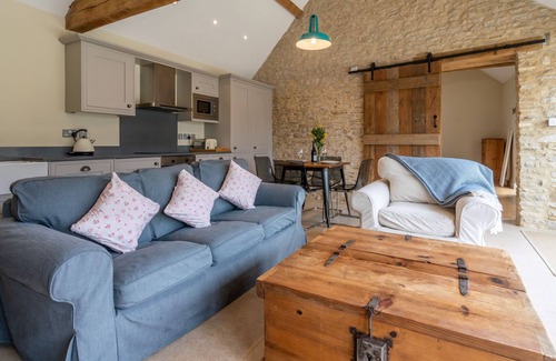 Dyrham Cottage | Bull Pen - sleeps 2 guests in 1 bedroom