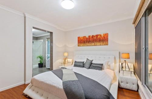 Bulla House | Bulla Hill Villas - Spacious Group Accommodation, 5 Min to Airport