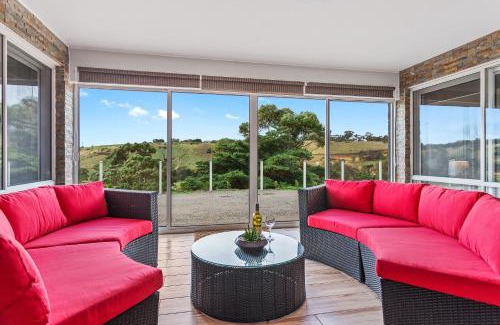 Bulla House | Bulla Hill Villas - Spacious Group Accommodation, 5 Min to Airport