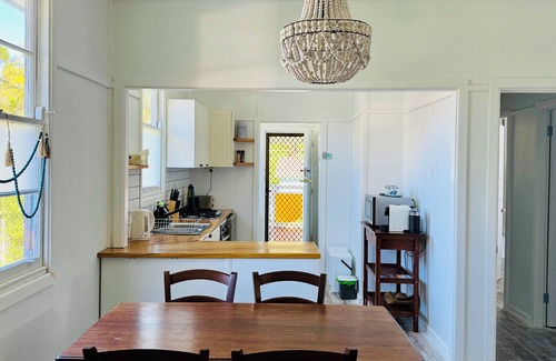 Bulli House | Bulli Beach, Sandon Point Coastal Cottage - 10 min walk to beach.