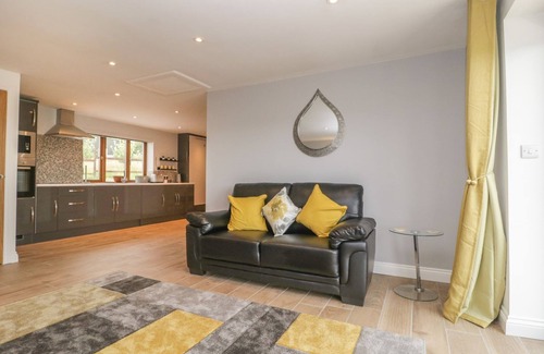 Axminster Cottage | BUMBLE BEE RETREAT, pet friendly, with a garden in Tytherleigh