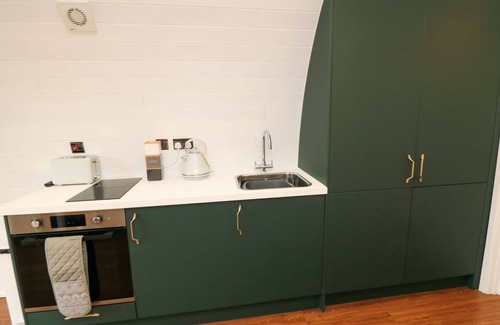 Malton Cottage | BUMBLEBEE GLAMPING POD, pet friendly, with hot tub in Thornton Dale