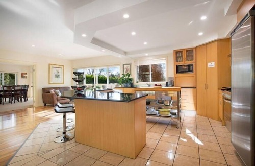 Bundanoon Cabin | Bundanoon Lodge - Stay at this beautiful property where you and your family and friends can enjoy quality time in the NSW Southern Highlands