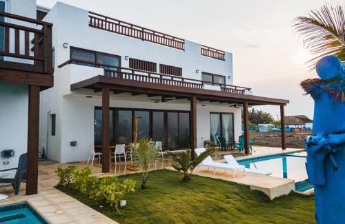 El Paredon House | BungaLoose Casa Nazaré Oceanfront
