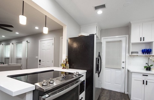 Kemah Cottage | Bungalow in Lakeside Community