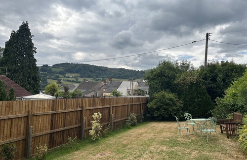 Risca East House | Bungalow in Welsh Mountainside Ideal for Cycling, Walking and Events in Cardiff