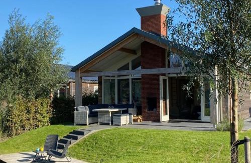 Akkrum House | Bungalow with a terrace near the Sneekermeer
