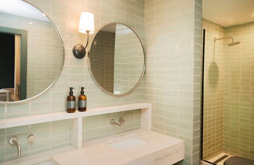Fredericksburg Hotel | Bunk Suite, Albert Hotel | Enjoy Poolside Bar and Nearby Historic Saloon