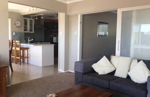 Otumoetai House | Bureta Beauty/Prime Location/Modern/Great View/Harbour Nearby/City 2km