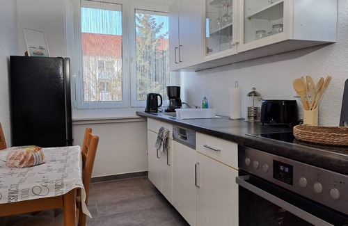 Muldestausee Apartment | BurgK59, 3BR, 6Beds, Tv, Wifi, Kitchen and Bath. 5 min to train station
