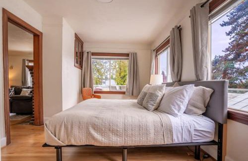Burien House | Burien's 3-BR Middle Unit Retreat with Deck BBQ
