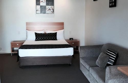 Yarrawonga Hotel | Burkes Hotel Motel
