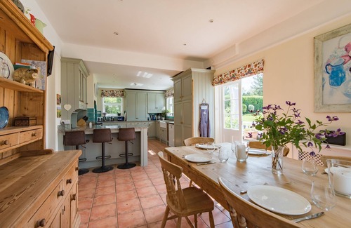 Charing House | Burleigh House by Bloom Stays - sleeps 12 guests in 6 bedrooms
