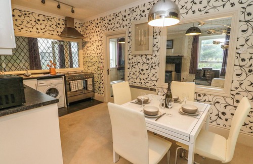 Dalmally Cottage | BURNSIDE HOUSE, family friendly, with a garden in Lochawe