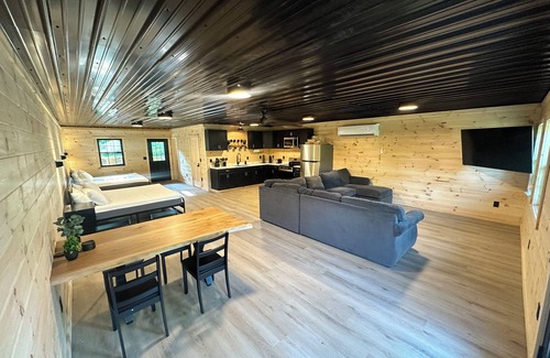 Glouster Cabin | Burr Oak Cabin With Hot Tub and WIFI