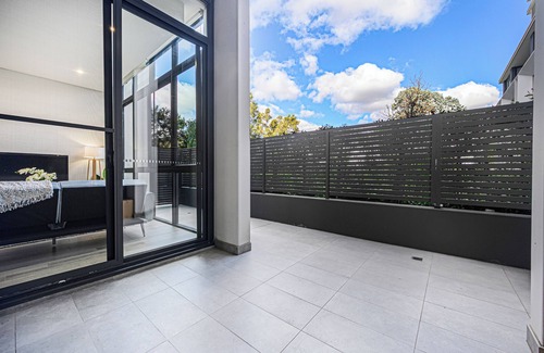 Burwood Apartment | Burwood stunny apt with Parking | Train&Shopping