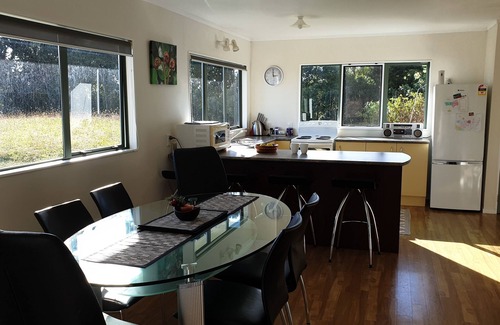 Whangarei Heads Cottage | Bush backdrop, privacy and Bay views