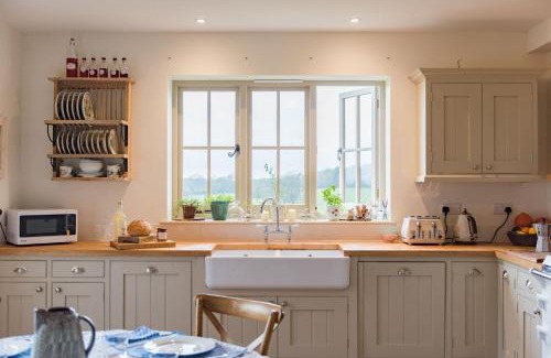 Chiddingstone Hoath House | Bushes Oast by Bloom Stays