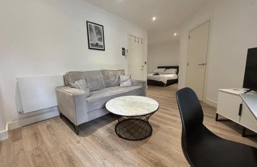 Barnt Green Apartment | Business-Ready Studio Free Parking - NEC & Airport