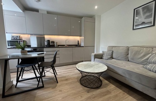 Barnt Green Apartment | Business-Ready Studio, Free Parking - NEC & Airport