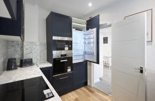 Riverside Apartment | Butterbridge apartments nestled between More London and Tower Bridge.