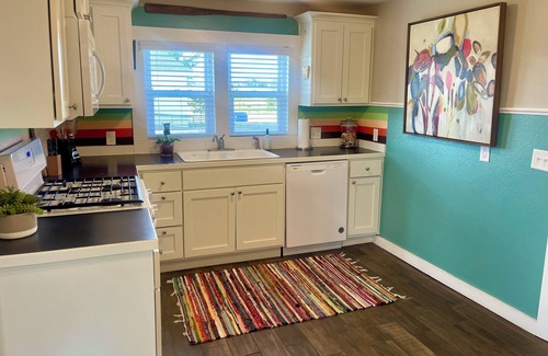 Highfill House | Buttercup Bungalow; charming 1925 "giraffe" country house 3 min from XNA