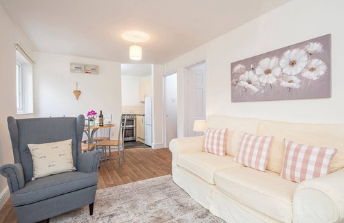 Whitland Cottage | Buttercup Cottage, Holiday Cottage Llanfallteg, Near Narberth, Sleeps 4, 2 bedrooms, bathrooms