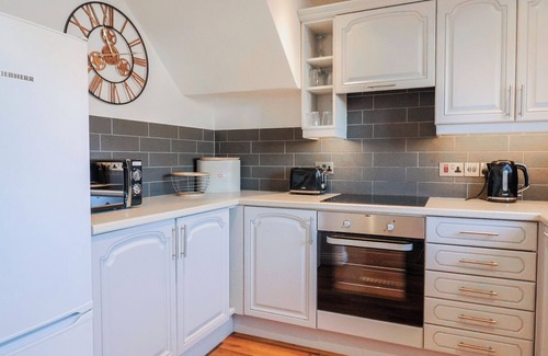 Bridport House | BUTTERCUPS, pet friendly, country holiday cottage in West Bay